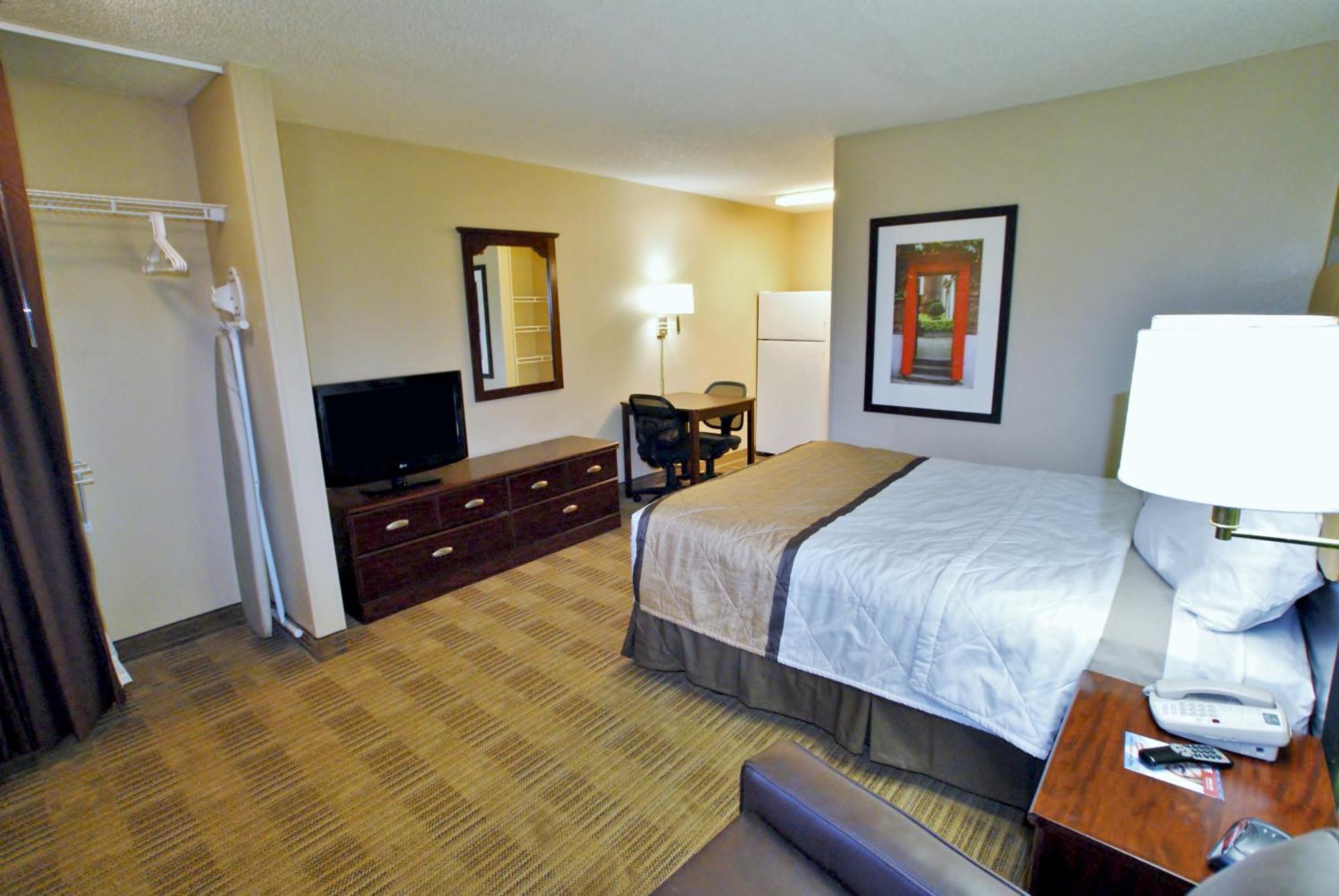 Queen Studio with One Queen Bed - Disability Access/Non-Smoking